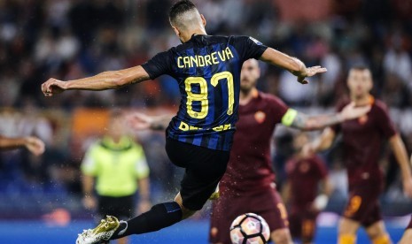 Aksi bek Inter Milan, Antonio Candreva pada laga Serie A lawan AS Roma di stadion Olimpico, 2 Oktober lalu. Candreva menaruh harapan tinggi pada pelatih baru Inter, Stefano Pioli.