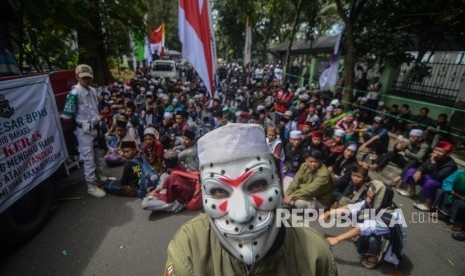 Aksi Bela Habib Bahar Bin Smith. Sejumlah santri dan organisasi masyarakat islam melakukan aksi saat berlangsungnya sidang lanjutan dengan terdakwa Habib Bahar Bin Smith di Gedung Perpustakaan dan Kearsipan Kota Bandung, Jawa Barat, Kamis (14/3/2019).