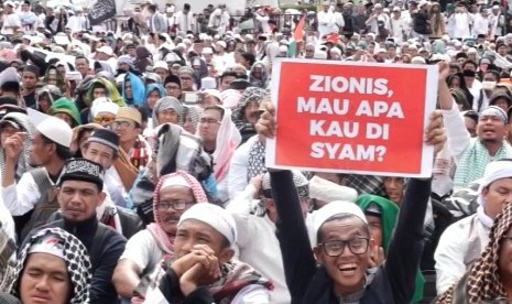 Aksi bela Palestina di kawasan Monas, Ahad (17/12). 