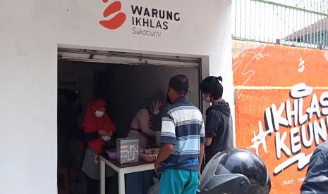 Aksi berbagi kepada warga yang membutuhkan dan terdampak pandemi Covid-19 terus digulirkan di berbagai daerah. Salah satunya dilakukan warga Kota Sukabumi yang membuka Warung Ikhlas Sukabumi yang ditujukan untuk membantu warga yang membutuhkan