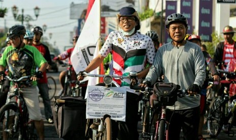  Aksi bersepeda para relawan Aksi Cepat Tanggap (ACT) untuk menggalang kepedulian kepada korban tsunami Banten.