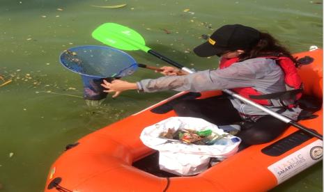 Aksi bersih-bersih di Situ Rawa Kalong, Depok bertajuk Healing Asik Minim Plastik.