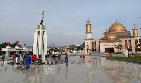 Sukabumi Dorong Penanaman Nilai Agama Sejak Dini. Foto: Aksi bersih-bersih elemen warga dan unsur swasta Kawan Lama Group di Alun Alun dan Masjid Agung Kota, Sukabumi, Jumat (16/9/2022).