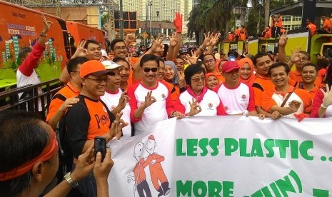 Aksi bersih-bersih PT Pos Indonesia bersama Komunitas Peduli Sampah 