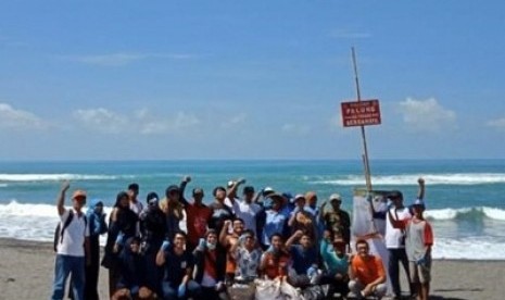 Aksi bersih pantai Rumah Zakat.