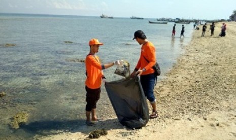 Aksi Bersih Pantai. Rumah Zakat gandeng komunitas peduli lingkungan melakukan aksi bersih pantai.