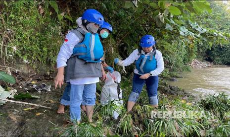 Aksi bersih Sungai Ciliwung bersama komunitas dan relawan digelar di enam titik di Kota Depok yang mencakup Kecamatan Sukmajaya, Pancoran Mas, dan Beji, Sabtu (4/6/2022). Kegiatan ini merupakan bagian dari rangkaian peringatan Hari Lingkungan Hidup setiap tanggal 5 Juni.