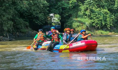 Aksi bersih Sungai Ciliwung bersama komunitas dan relawan. ilustrasi