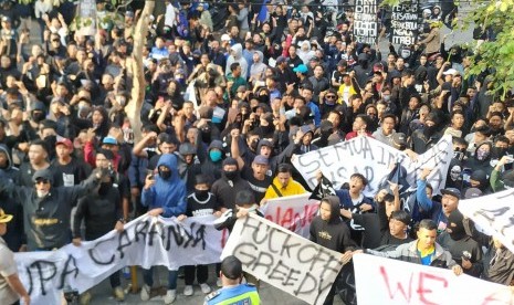 Aksi Bobotoh menuntut tanggung jawab manajemen atas penurunan prestasi Persib Bandung di Graha Persib, Jalan Sulanjana, Kota Bandung, Sabtu (10/8). 