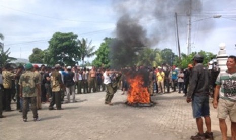 Aksi boikot warga di kantor Pemkab Morotai, Maluku Utara, Senin (29/6).