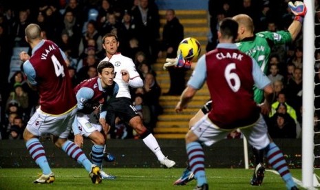 Aksi bomber MU, Javier 'Chicharito' Hernandez saat mencetak gol ke gawang Aston Villa pada laga Liga Primer yang digelar di Villa Park, Ahad (11/11) dini hari