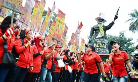 Aksi buruh di depan Gedung Sate, Kota Bandung, Jumat (1/5). Bertepatan dengan hari buruh, ribuan buruh melakukan aksi turun kejalan. (Republika/Edi Yusuf)