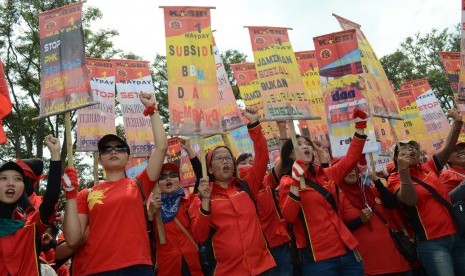 Aksi buruh di depan Gedung Sate, Kota Bandung, Jumat (1/5). Bertepatan dengan hari buruh, ribuan buruh melakukan aksi turun kejalan. (Republika/Edi Yusuf)