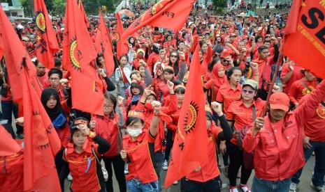 Aksi buruh di depan Gedung Sate, Kota Bandung, Jumat (1/5). Bertepatan dengan hari buruh, ribuan buruh melakukan aksi turun kejalan. (Republika/Edi Yusuf)