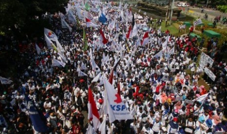 Aksi buruh pada peringatan Hari Buruh Sedunia atau May Day di Jalan Medan Merdeka Barat, Jakarta, Selasa (1/5). 