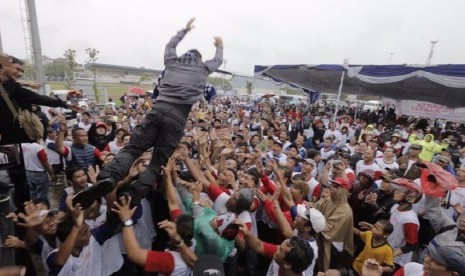 Aksi calon gubernur DKI Jakarta, Agus Harimurti Yudhoyono, saat melompat dari atas panggung.