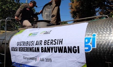 Aksi Cepat Tanggap (ACT) ACT dan Masyarakat Relawan Indonesia (MRI) mendistribusikan air bersih sebanyak 15 ribu liter air bersih untuk warga Banyuwangi.