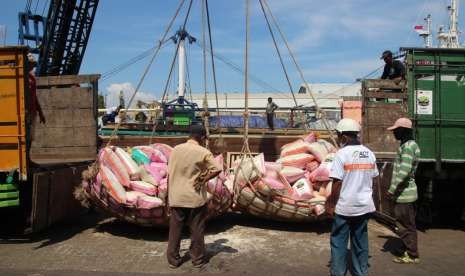 Aksi Cepat Tanggap (ACT) bersama PT ASDP Indonesia Ferry (Persero) memberangkatkan Kapal Kemanusiaan (KK) untuk Palu dan Donggala. 