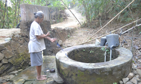 Aksi Cepat Tanggap (ACT) DIY melakukan penyaluran bantuan atas bencana kekeringan di Gunungkidul. Bantuan itu salah satunya dilakukan dengan mengirim 200 truk tangki akr bersih yang disalurkan secara bertahap.