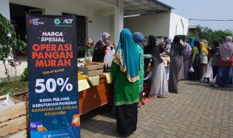 Aksi Cepat Tanggap (ACT) Malang melakukan aktivasi program Operasi Pangan Murah di Pondok Pesantren Tholabie, Buring, Kedungkandang, Kota Malang, Ahad (24/10). 