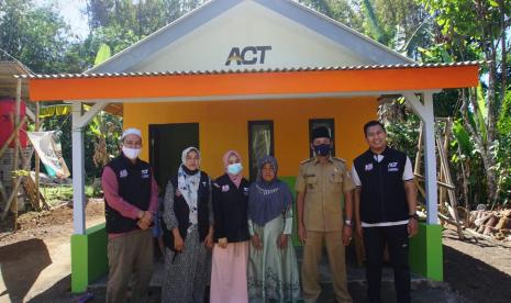 Aksi Cepat Tanggap (ACT) Malang meresmikan mushala  dan rumah layak huni di Kabupaten Malang, Selasa (6/7)