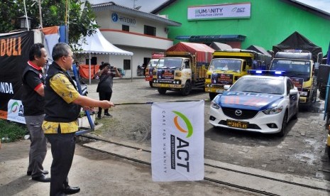 Aksi Cepat Tanggap (ACT) memberangkatkan  20 truk bantuan dari gudang Humanity Distribution Center (HDC) di Gunung Sindur, Kabupaten Bogor, Rabu (26/12).