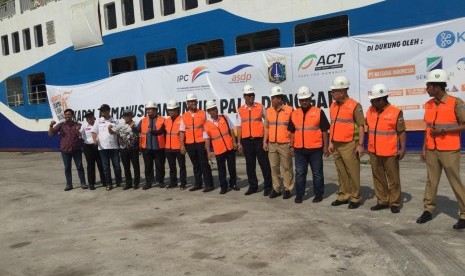 Aksi Cepat Tanggap (ACT) memberangkatkan kapal kemanusiaan kedua untuk Palu-Donggala di Pelabuhan Tanjung Priok, Jakarta Utara pada Senin (15/10). 