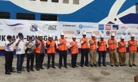 Aksi Cepat Tanggap (ACT) memberangkatkan kapal kemanusiaan kedua untuk Palu-Donggala di Pelabuhan Tanjung Priok, Jakarta Utara pada Senin (15/10). 