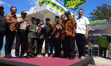 Aksi Cepat Tanggap (ACT) memberikan bantuan berupa minimarket Zohri bagi keluarga pelari Lalu Muhammad Zohri di Lombok Utara, Nusa Tenggara Barat, Kamis (2/8). Pemberian bantuan ini dihadiri Bupati Lombok Utara Najmul Ahyar