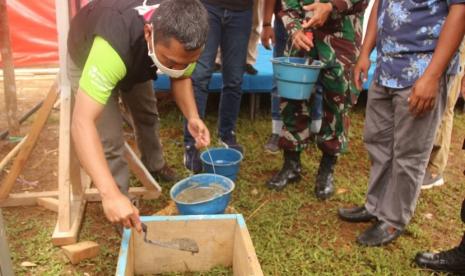 Aksi Cepat Tanggap (ACT) pun mulai pembangunan hunian nyaman terpadu atau Intagrated Community Shelter (ICS) pada Sabtu (13/2) kemarin untuk para pengungsi. Pembangunan ini ditandai dengan acara peletakan batu pertama oleh ACT serta tokoh masyarakat. ICS yang berdiri di lapangan Dusun Sendana, Desa Botteng Utara, Kecamatan Simboro, Kabupaten Mamuju ini ditargetkan akan selesai pembangunannya di tiga pekan mendatang.