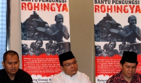  Aksi Cepat Tanggap (ACT) saat melepas relawan ACT, Andika Purbo Swasono, untuk membantu medis dan pangan kepada pengungsi Muslim Rohingya di Myanmar.