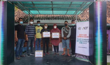 Aksi Cepat Tanggap (ACT) Solo berkolaborasi dengan Komite Nasional Pemuda Indonesia (KNPI) Surakarta menyalurkan bantuan paket sembako kepada para pekerja seni di Solo, Rabu (6/10).