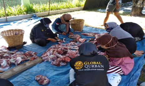 Aksi Cepat Tanggap (ACT) Solo berkolaborasi dengan Kopassus Grup 2 Kandang Menjangan untuk menyembelih 10 ekor sapi dan 30 ekor kambing pada Hari Raya Idul Adha 1441 H, Jumat (31/7). 