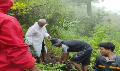 Aksi Cepat Tanggap (ACT) Solo bersama relawan MRI Klaten dan Komunitas Peduli Sungai Selogringging melakukan penanaman pohon beringin di Bukit Gendol, Desa Geneng, Kecamatan Bulukerto, Kabupaten Wonogiri, Jawa Tengah, akhir pekan lalu.