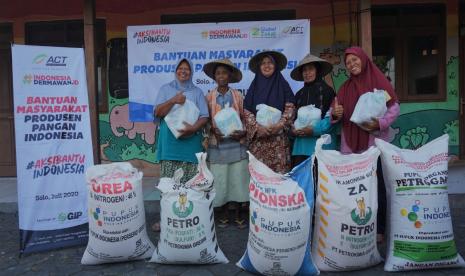 Aksi Cepat Tanggap (ACT) Solo melakukan penguatan sektor pangan melalui program Masyarakat Produsen Pangan Indonesia (MPPI), dengan memberikan bantuan berupa bantuan pupuk dan obat-obatan pertanian kepada Gabungan Kelompok Tani (Gapoktan) Ngudi Rahayu di Desa Purworejo, Kecamatan Gemolong, Kabupaten Sragen, Jawa Tengah, Selasa (7/7).