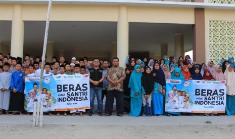 Aksi Cepat Tanggap (ACT) Solo meluncurkan program 'Beras untuk Santri Indonesia (Berisi)' di Pondok Pesantren Tahfidzul Qur’an Ulil Albab, Kecamatan Gondangrejo, Kabupaten Karanganyar, Jawa Tengah, Jumat (25/10).