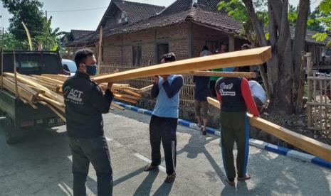 Aksi Cepat Tanggap (ACT) Solo membantu merenovasi rumah warga yang hampor roboh di Kampung Jimbun, Desa Pondok, Kecamatan Nguter, Kabupaten Sukoharjo, Jawa Tengah. Rumah milik Maryani, janda dua anak, tersebut dinilai jauh dari kata layak huni. F