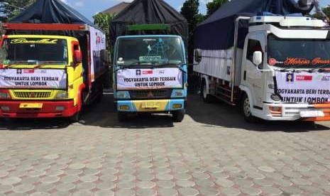 Aksi Cepat Tanggap (ACT) Yogyakarta melakukan seremoni pelepasan truk di Masjid Al-Furqon, Umbulharjo, Yogyakarta, Jumat (10/8). Truk itu akan membawa bantuan sembako bagi korban gempa di Lombok, Nusa Tenggara Barat (NTB).