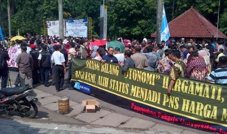 Aksi damai pekerja dan BEM UI menuntut alih status para pekerja UI menjadi PNS