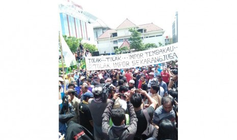 Aksi damai petani tembakau di depan kantor Gubernur Jawa Tengah, Semarang, Senin (9/1/).