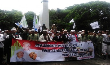 Aksi dan deklarasi Umat Islam Kota Bekasi jelang 112 di Tugu Perjuangan, Alun-Alun Bekasi, Jalan Veteran, Kota Bekasi, Jumat (10/2).