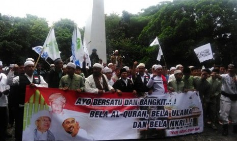 Aksi dan deklarasi umat Islam Kota Bekasi jelang Aksi damai 112 di Tugu Perjuangan, Alun-Alun Kota Bekasi, Jumat (10/2).