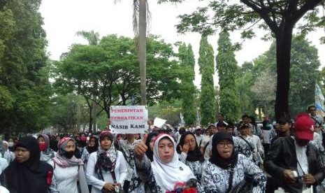 Aksi demo guru honorer jilid ke-2 dalam menuntut hak-hak guru honorer yang belum terpenuhi oleh Bupati, di Jalan Tegar Beriman Tengah, Cibinong, Kabupaten Bogor, Rabu (19/9).