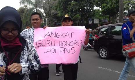 Aksi demo guru honorer jilid ke-2 dalam menuntut hak-hak guru honorer yang belum terpenuhi oleh Bupati, di Jalan Tegar Beriman Tengah, Cibinong, Kabupaten Bogor, Rabu (19/9).