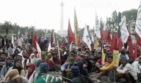 Aksi demo Hari Tani Nasional di depan Monas, Jakarta, Rabu (27/9).