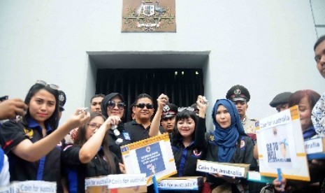 Aksi demo Pemuda Nasional menyerahkan uang koin kepada perwakilan Kedubes Australia di Jakarta, Jumat (27/2). 