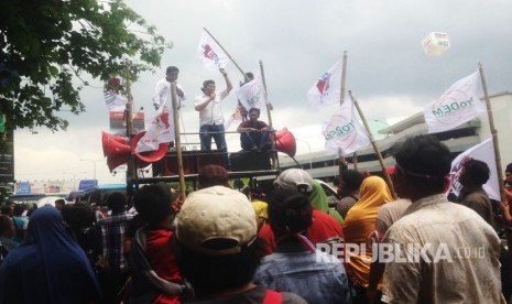 Aksi demo pengemudi angkot K01A di depan Kantor Walikota Bekasi Selasa (21/3), menuntut ganti rugi penggusuran Kampung Poncol Bulak dan pencabutan pemutusan lintasan elf K01A.