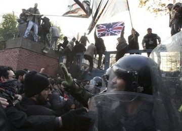 Aksi demonstrasi di depan Kedubes Inggris di Teheran, Iran, Kamis (29/11).