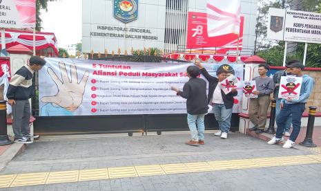 Aksi demonstrasi di depan Kemendagri