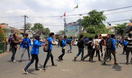   Aksi demonstrasi mahasiswa menolak kedatangan Wakapolri Komjen Nanan Sukarna di Kampus Universitas Pamulang, Pamulang, Tangerang Selatan, Kamis (19/10).